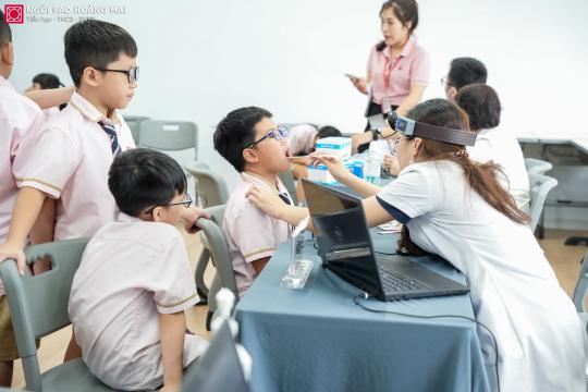 NGÔI SAO HOÀNG MAI PHỐI HỢP TRIỂN KHAI KHÁM SỨC KHỎE HỌC SINH | CHỦ ĐỘNG PHÒNG BỆNH – CHĂM SÓC SỨC KHỎE TỪ SỚM